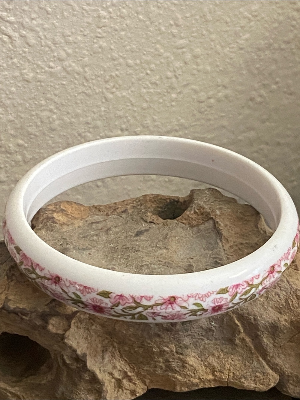 5/$10❤️❤️❤️White Floral Resin Pink Flowers Bangle Bracelet